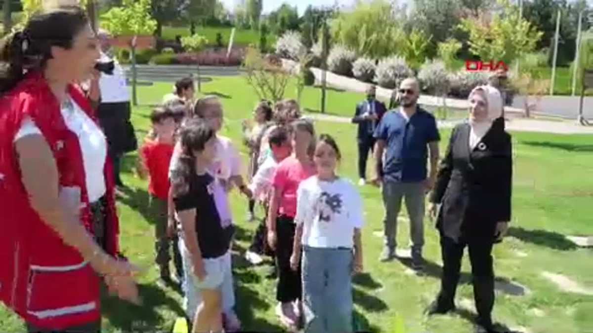 Bakan Göktaş, Türkiye’ye getirilen Filistinli çocuklarla oyunlar oynadı
