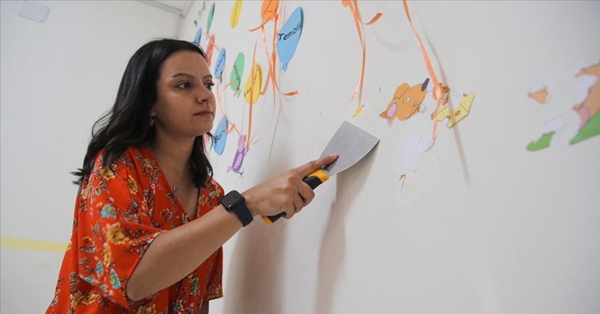 Ecem öğretmen, yaz tatilinde köy okulunun eksiklerini gideriyor, hasta öğrencisine evde eğitim veriyor