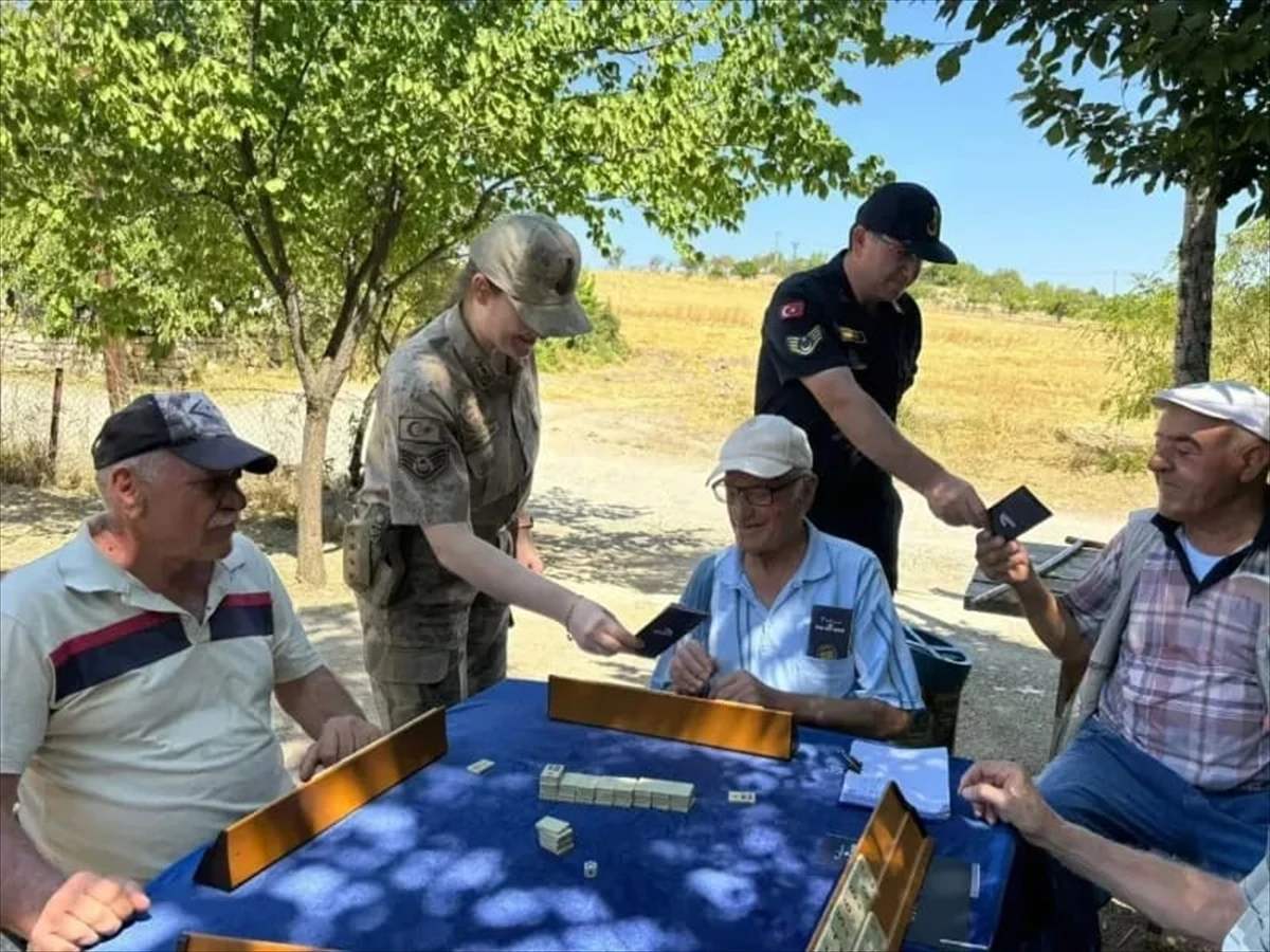 Elazığ’da Jandarma Ekipleri Kadına Yönelik Şiddetin Önlenmesi İçin Bilgilendirme Çalışması Yaptı