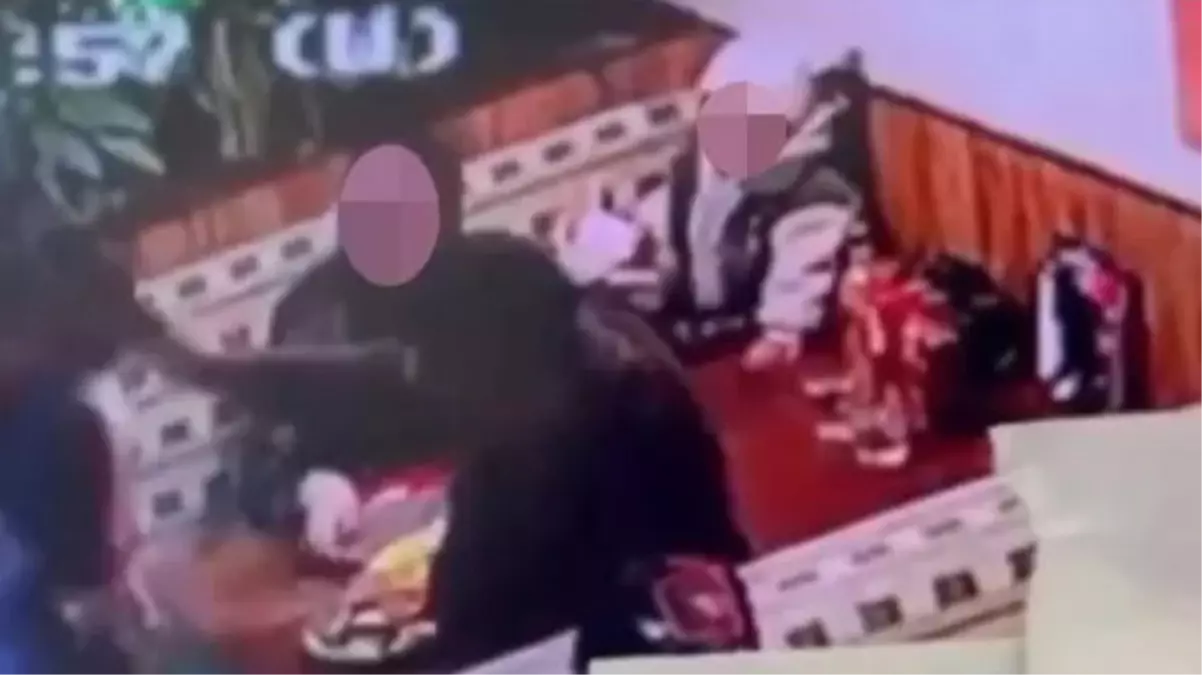 Erkek müşteri, kendisine yemek getiren kadın garsonun yüzüne tabakla vurdu