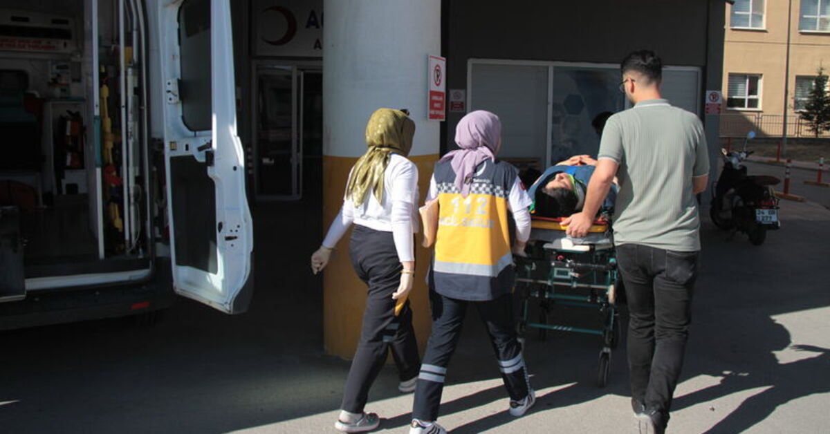 Erzincan’da hafif ticari araç bariyerlere çarptı: 5 yaralı