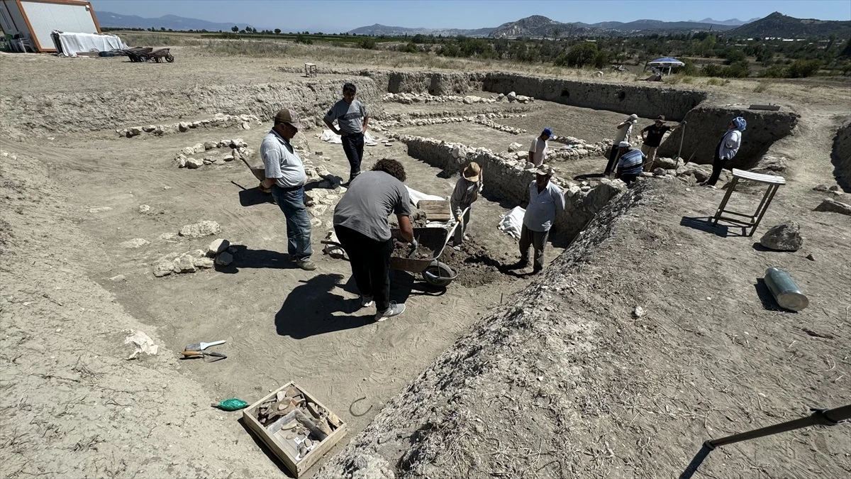 Hacılar Büyük Höyük Kazısı Onursal Başkanı Prof. Dr. Refik Duru’nun Ardından Devam Ediyor
