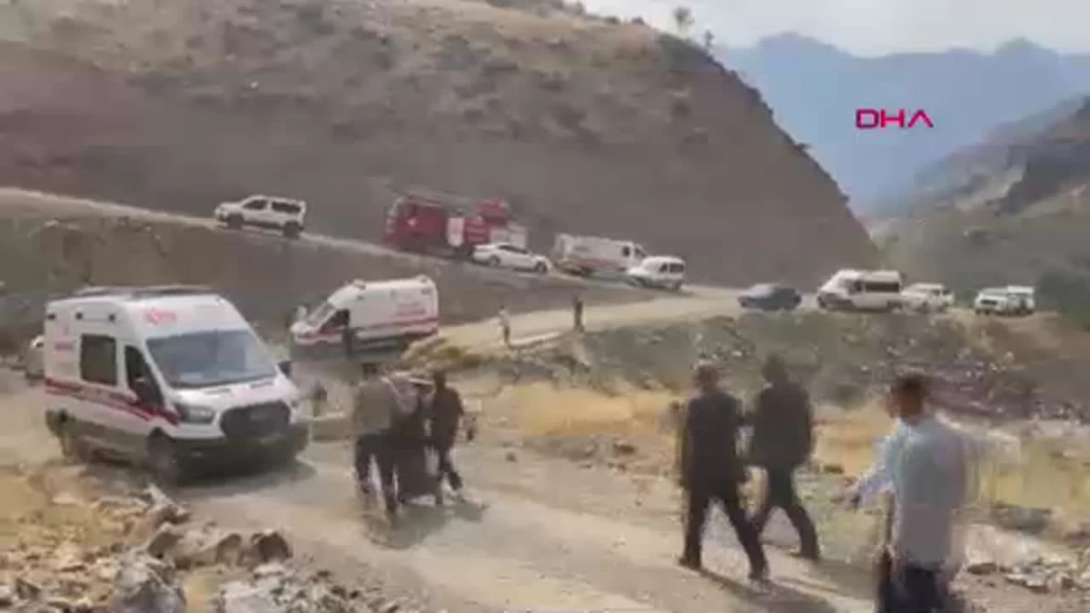 Hakkari’de güvenlik korucularını taşıyan kamyonet şarampole devrildi: 6 yaralı