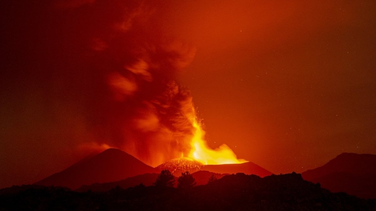 İtalya’da Etna Yanardağı tekrar lav püskürttü