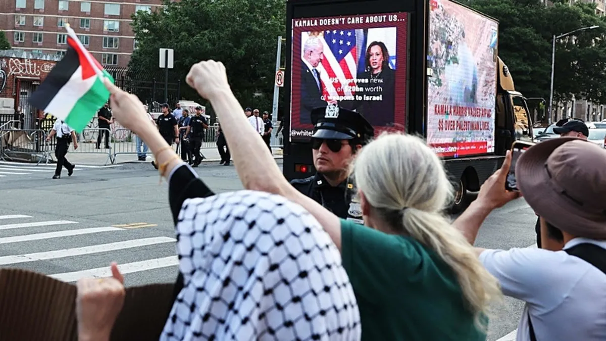 New York’ta, Kamala Harris için düzenlenen etkinliği Filistin destekçileri protesto etti