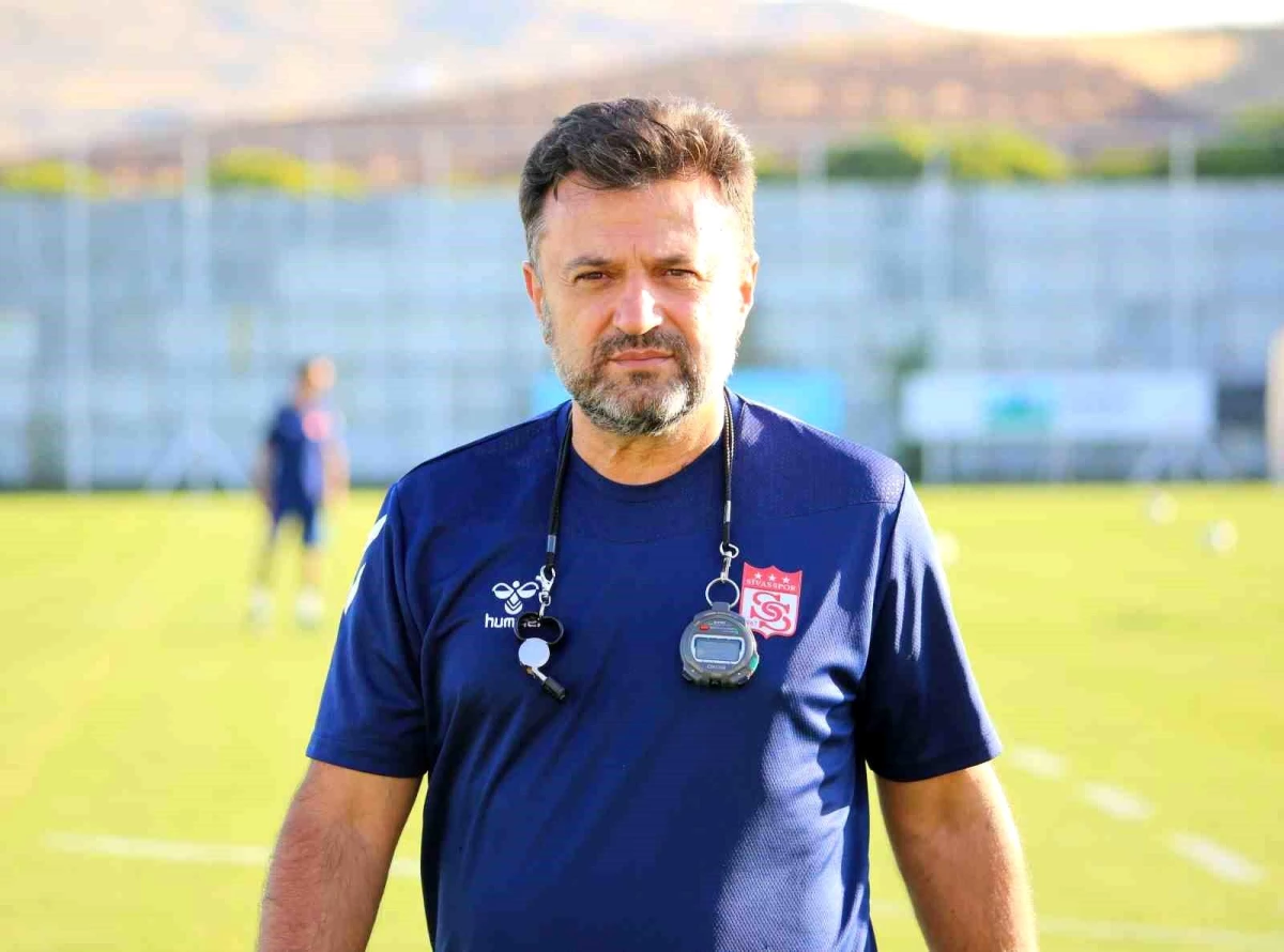 Sivasspor Teknik Direktörü Bülent Uygun, Rey Manaj’a gelen transfer tekliflerini açıkladı