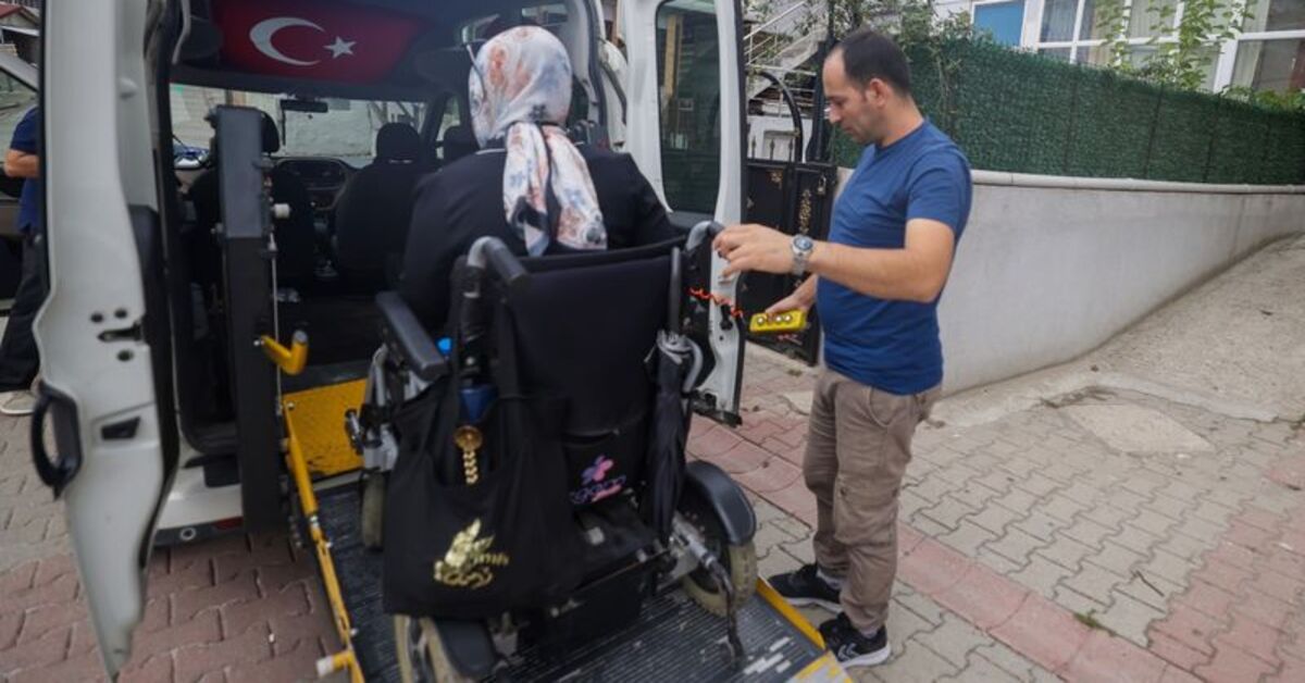 Ümraniye Belediyesi engelli hizmet araçlarını hizmete sundu