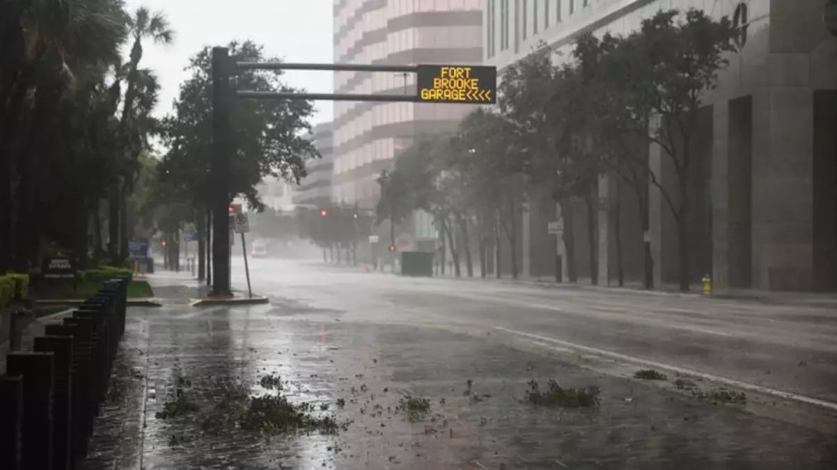 Kasırganın vurduğu Florida’da yetkililer, vatandaşlardan adlarını ve kan gruplarını silinmez kalem ile kollarına yazmalarını istedi