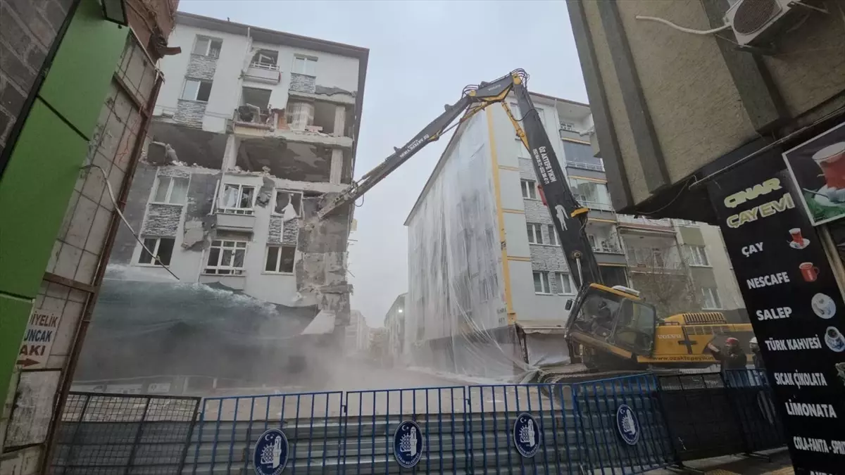 Çorum’da Patlayan Apartmanın Yıkımına Başlandı