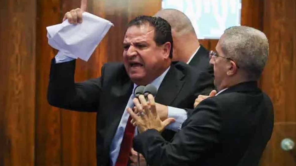 Netanyahu’ya ‘Barışın katilisin’ diyen Filistin asıllı milletvekili yaka paça kürsüden atıldı