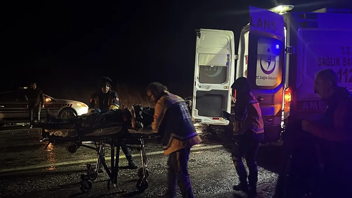 İşçi servisi ile otomobilin çarpıştığı kazada 4 kişi yaralandı