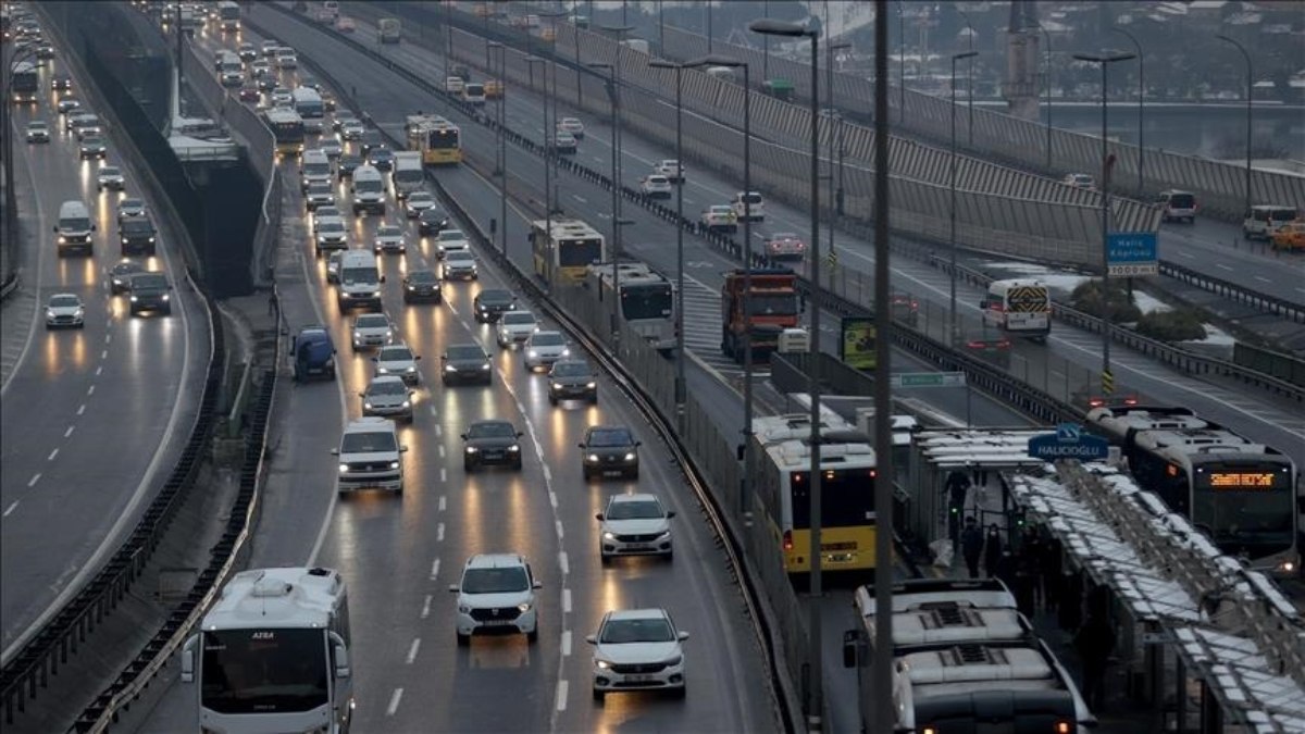 İstanbul’da hafta başı trafiği: Yollar yine kilitlendi