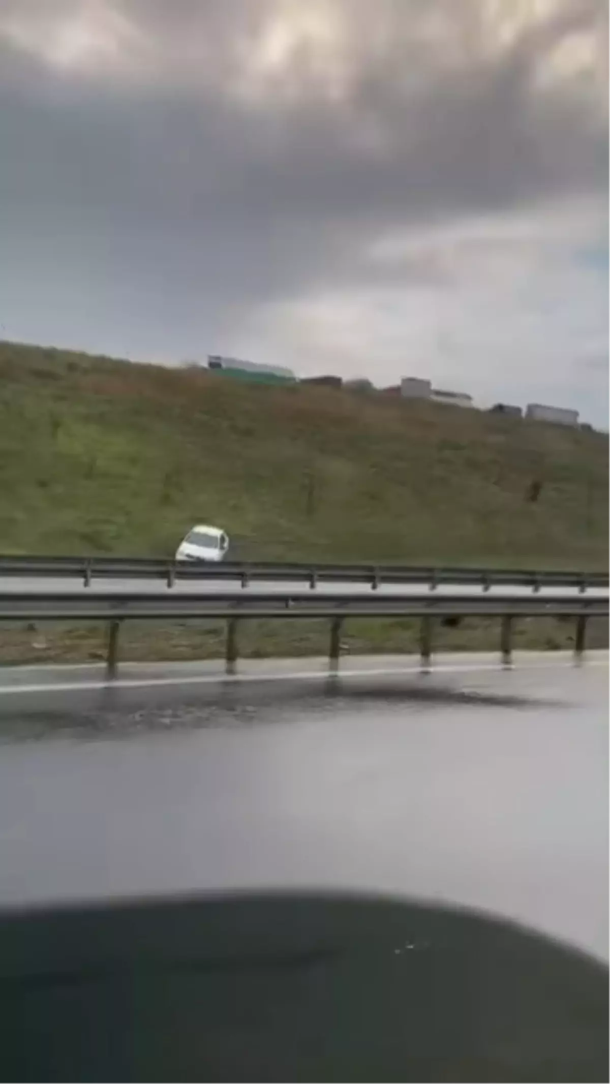 Kuzey Marmara Otoyolu’nda Kaza: Otomobil Bariyere Çarptı