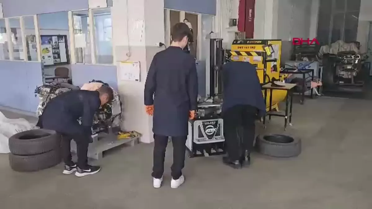 Zonguldak’taki Öğrenciler Lastik Değiştirerek Hem Tecrübe Ediniyor Hem de Para Kazanıyor
